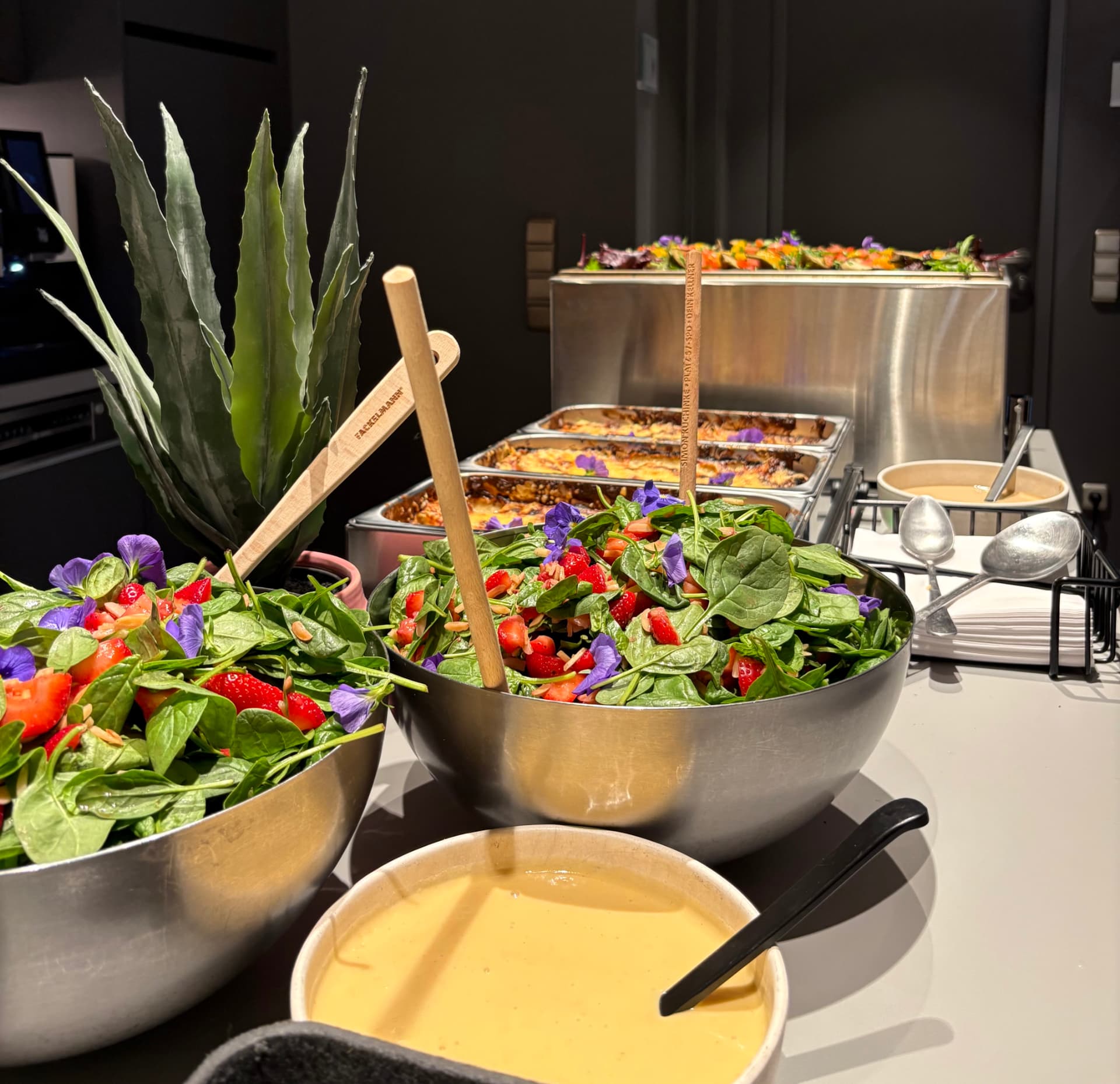 Frische Catering-Salate mit Dressing